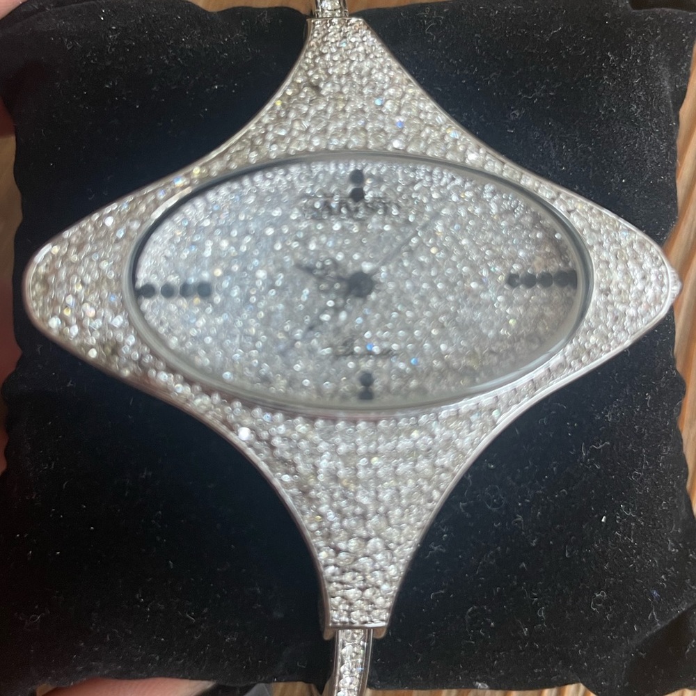 Abiste all over crystal watch